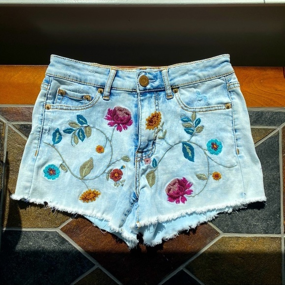 Aeropostale Pants - AEROPOSTALE high waisted midi floral embroidered shorts Sz 2
